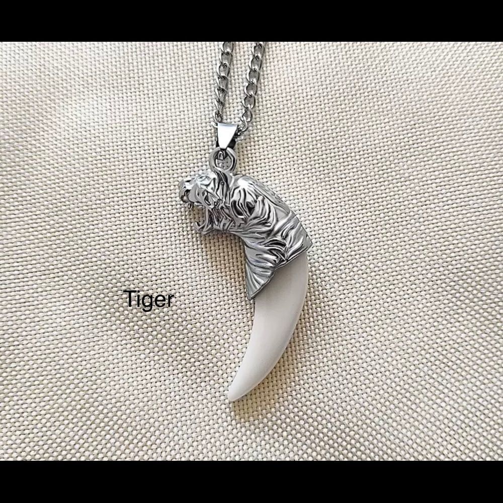 MENS TIGER ON WOLF TOOTH NECKLACE‎